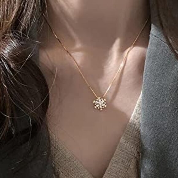 Neiman Marcus Jewelry - Neiman Marcus Gold Snowflake Necklace